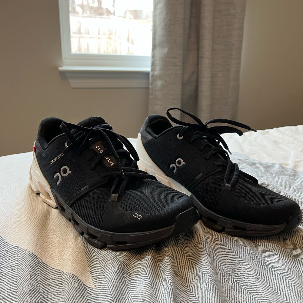 On. Women’s Cloudflyer 4 Wide Size 11. Black and white